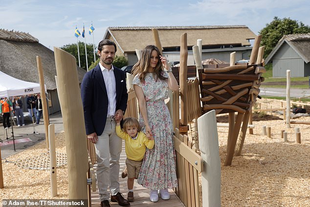 The family walked hand in hand through the Naturum Getterön adventure park in Varberg