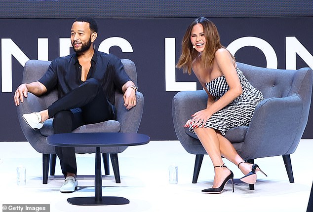 At one point, the happy couple, who married in 2013, burst out laughing on stage.