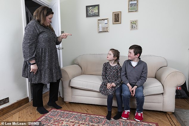 Elena is willing to go to great lengths to teach her children discipline, even forcing her daughter Violeta to untie a difficult knot from her backpack outside in the rain.