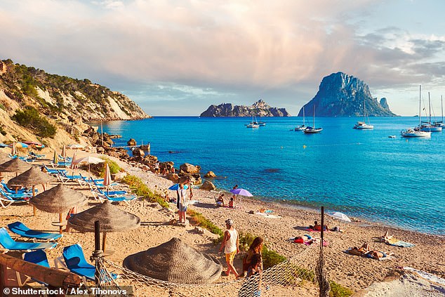 From Cala d'Hort beach, in Sant Josep, you can enjoy uninterrupted views of Es Vedra