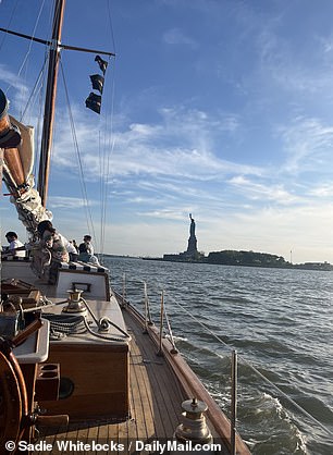 During the trip, the sailboat passes next to the Statue of Liberty with privileged views of the sunset.