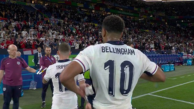 Jude Bellingham and Trippier go to the doctor to pick up an envelope during the victory over Serbia