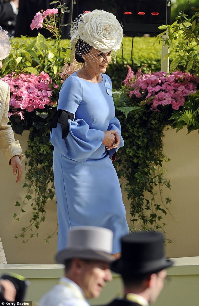 Shirley looked elegant for the occasion, wearing a light blue A-line dress.