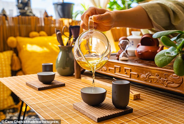 Spinning a teapot stirs the water, introducing a circular current that mixes the tea leaves and prevents them from agglomerating.