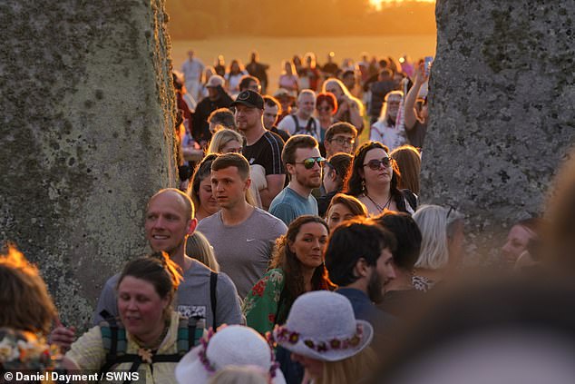 Hundreds of sun worshipers enjoyed a pleasant evening at Stonehenge to commemorate the solstice