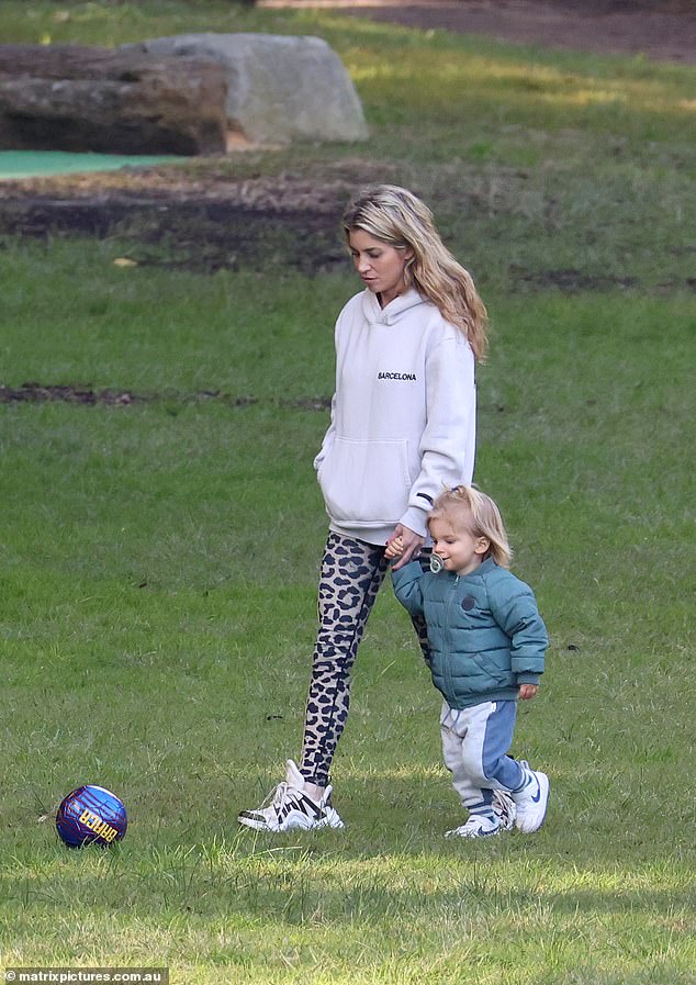 Meanwhile, Otto and Lucía looked adorable in a green puffer jacket, gray and blue sweatpants, and sneakers.