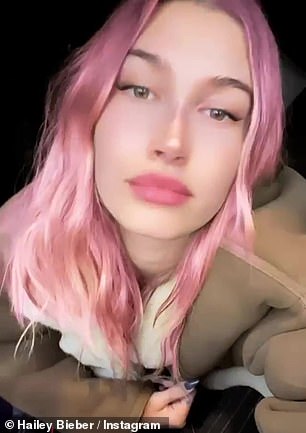 The model styled her wavy pink locks.