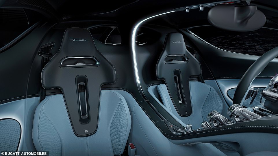 For maximum comfort and lightness, the seats do not move, in their place comes the pedal board, which allows more interior space to be gained.