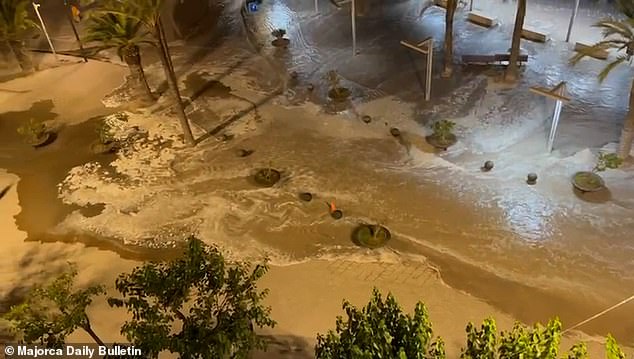 The water overflows the boardwalk and reaches a town in Mallorca due to a 'meteo-tsunami'