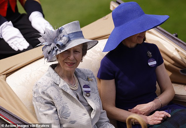 Sarah wore an indigo blue sun hat and delicate jewelry to the event, sporting a silver bracelet and snowflake brooch with matching earrings.