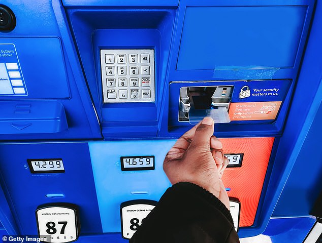 The card slot on the gas pump Joseph used was not loose, meaning there was probably no removal device inside the machine.