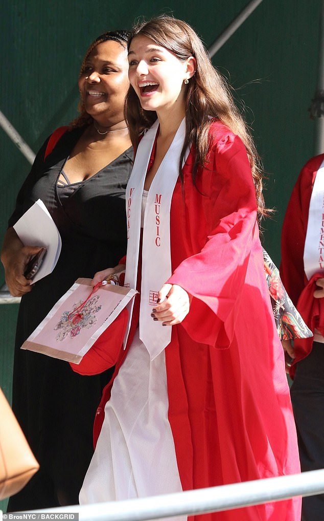 While attending her high school graduation, with her mother by her side, the 18-year-old daughter of Katie Holmes and Tom Cruise, who is expected to attend Carnegie Mellon University in Pittsburgh this fall, looked absolutely gorgeous as she celebrated her last milestone. without her father present