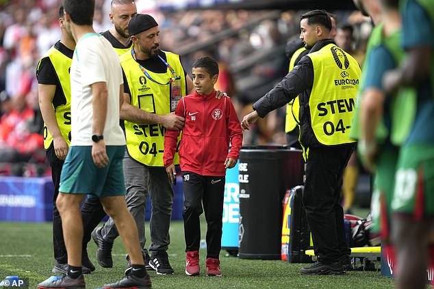 The boy initially dodged several attempts by guards who were trying to remove the fan from the field so that play could resume.