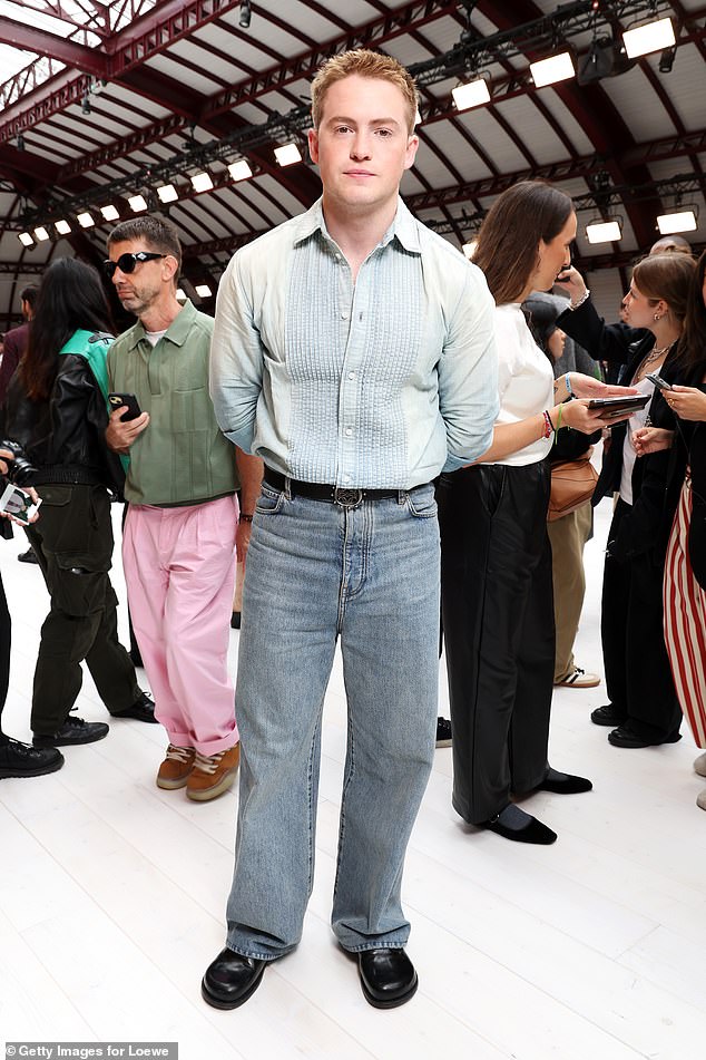 On the other hand, Kit Connor, 20, chose a more relaxed look for the event, wearing a striped linen skirt with a pair of light blue jeans.