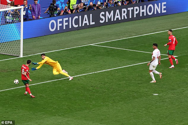 Ronaldo chose not to shoot despite being close to the goal and confronted Fernandes, who sealed Portugal's 3-0 victory.