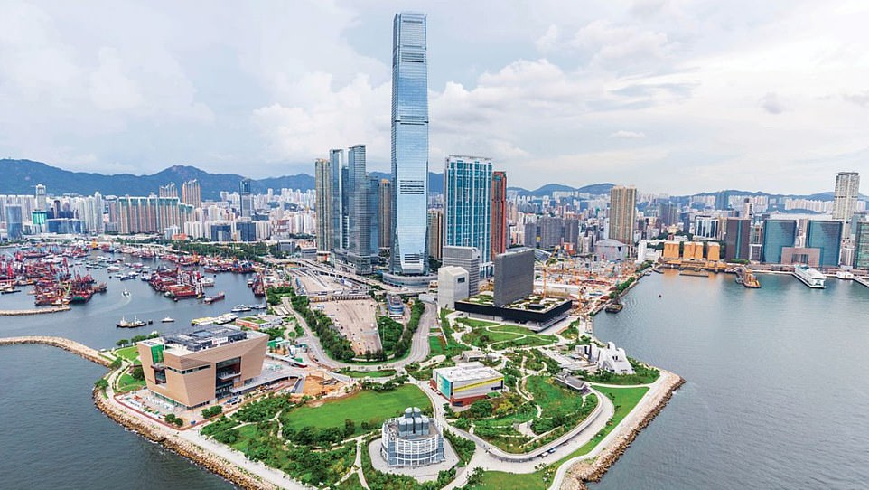 The hotel occupies floors 102 to 118 of the International Trade Center (ICC), a glass beacon only made possible by the 1998 closure of an airport famous for requiring hair-raising descents, explains Harriet.