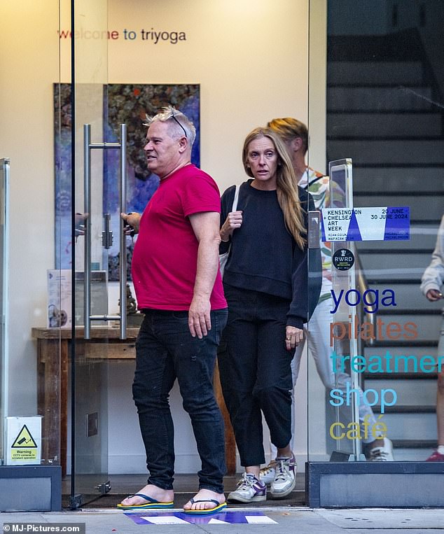 She finished her look with a pair of sneakers and held a black bag for the outing.