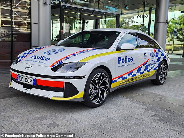 The sedan, provided by the manufacturer, will be used by the agents in their daily activities and can be seen circulating on the streets with the license plates 'EV COP' (in the photo).