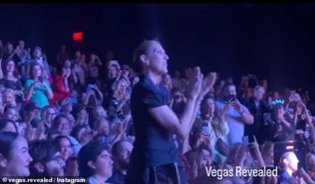 The Las Vegas icon wasted no time in standing to give the musician a standing ovation, along with a group of other audience members.