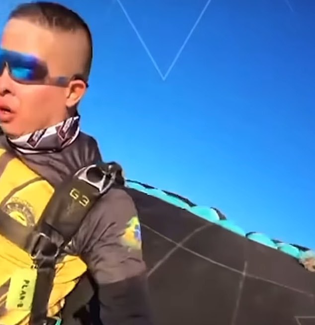 Colombian parachutist Jhovanny Durán was able to control his fall after being ejected from a hot air balloon and managed to open his parachute before landing on a farm.