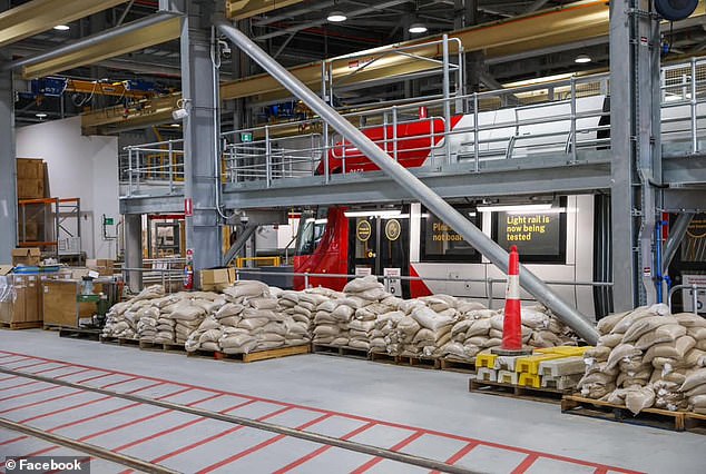 With about 1,500 sandbags (in the photo) the weight of 400 passengers is simulated: a complete tram