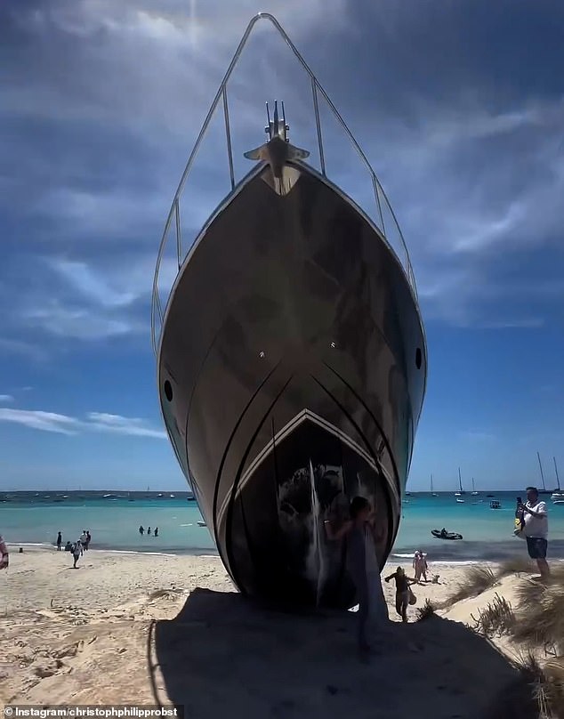 On June 24, the Formentera Council gave the owner of the stranded boat 48 hours to remove from the yacht all harmful materials that could put the natural environment at risk.