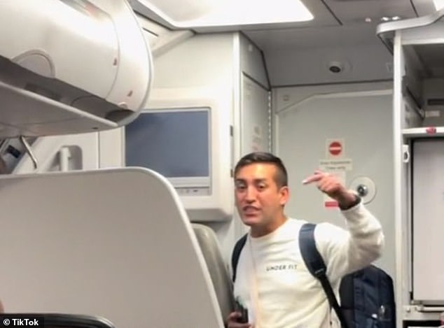 Although he was scheduled to board the flight with group three, Manuel decided to wait because he was not in a hurry, but upon arriving at his seat he discovered that a child was occupying his seat next to the window, which sparked the viral confrontation with an Avianca agent.