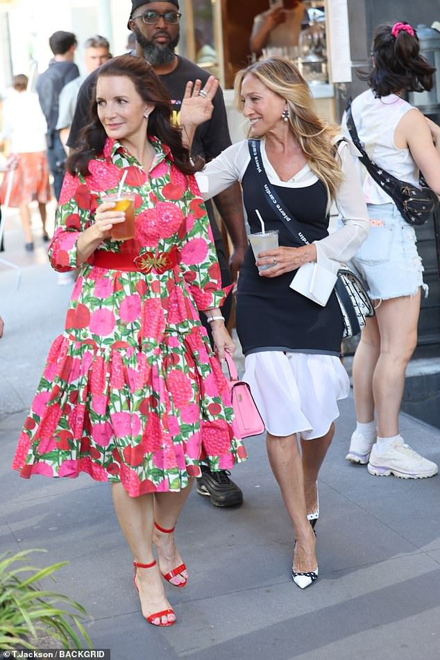 The actress enjoyed an iced tea while Parker also opted for a cold drink.