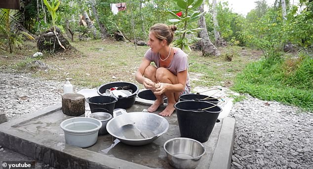 To drink, the couple collects rainwater that passes through a filter, while to shower and wash dishes they dug a well on their property.