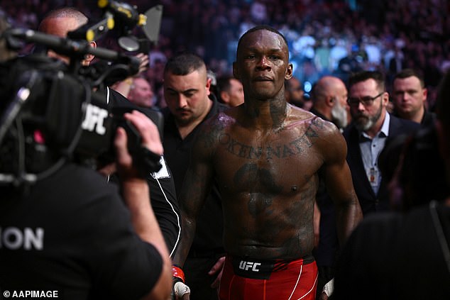 Israel Adesanya made his prediction for the main event and sees an ending