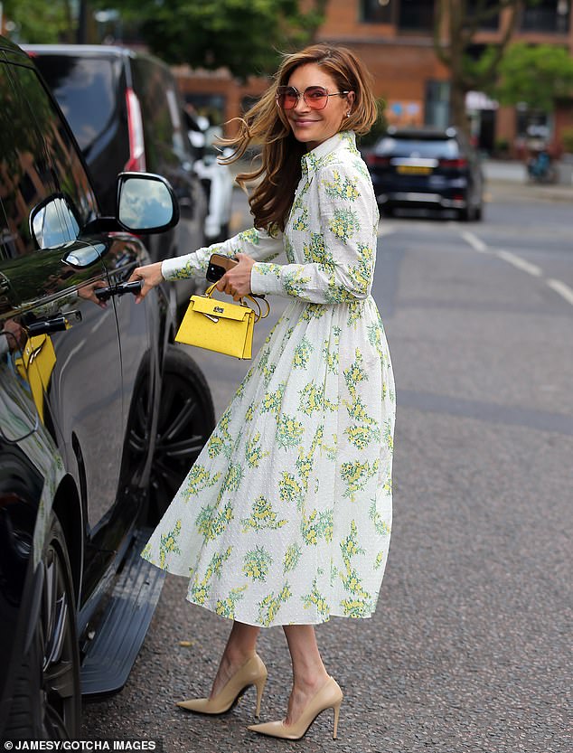 She paired the look with a bright yellow Hermes bag.