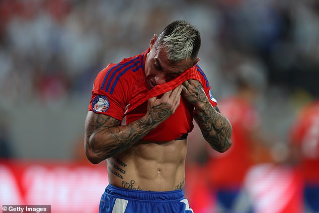 Chilean player Eduardo Vargas wipes his forehead during the defeat against Argentina in New Jersey