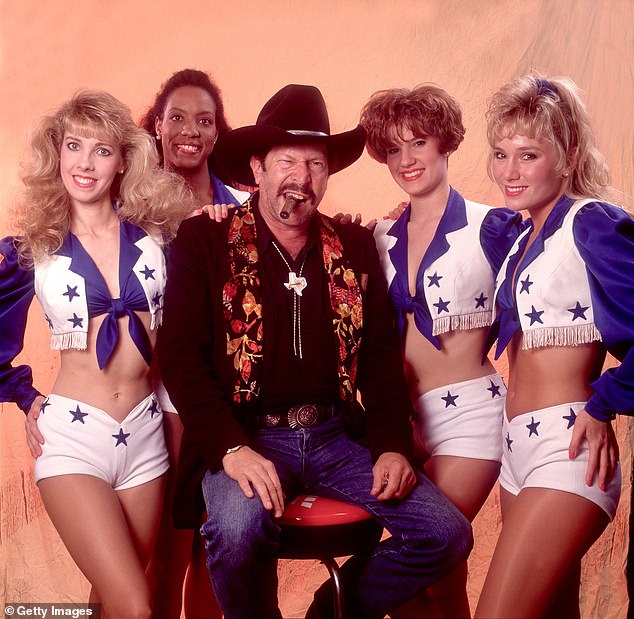 Friedman poses with four unidentified members of the Dallas Cowboy Cheerleaders backstage during the Farm Aid benefit concert at Texas Stadium, Dallas, Texas, March 14, 1992.