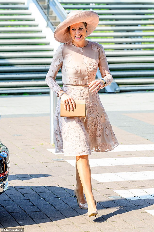 Simple cream shoes and accessories completed the look, which the Queen wore to meet with other influential world leaders and share knowledge.