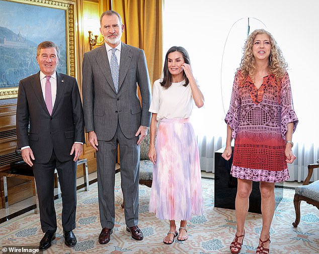 The Spanish Royal Family received Charles H. Rivkin, president of the Motion Pictures Association (left) and president of Fedicine, Estela Artacho García-Moreno (right), at the Palace of Madrid.