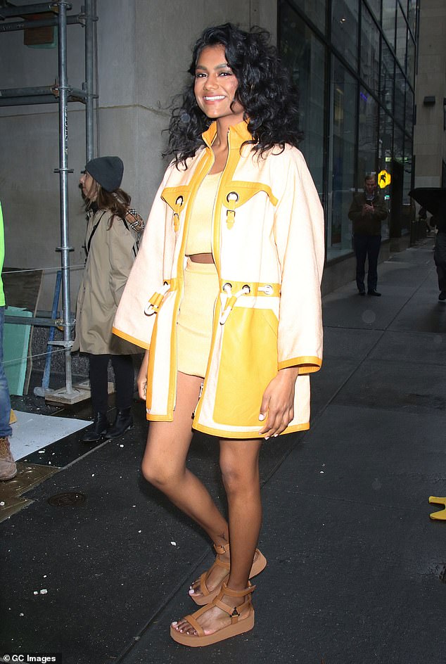 Simone Ashley opts for a summery bronze color and a platform base that perfectly complements her look in yellow tones.