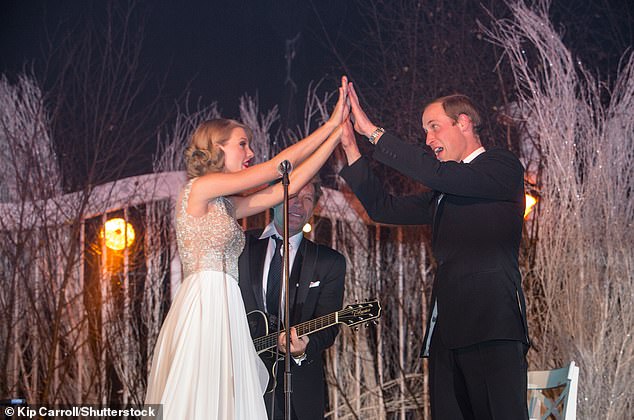 Taylor and William held hands as they sang the famous Bon Jovi song.