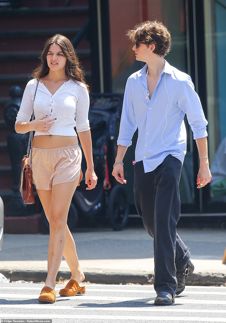 Suri was the spitting image of mom Katie on Dawson's Creek as she wore a cropped white shirt, pink shorts and clogs for the day.