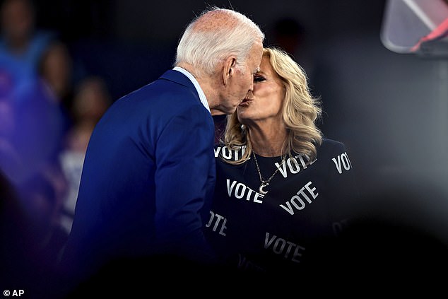 Jill Biden gives Joe Biden a kiss: the couple has been married for 48 years