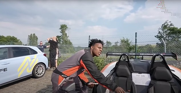 Early on, Speed ​​came across a roofless sports car that was for sale at a motorsports complex in Nürburg and started playing with the steering wheel.