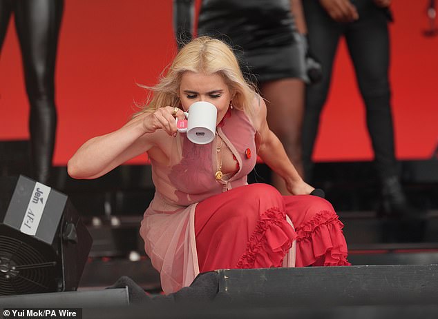 Paloma, who is still recovering, made sure to drink tea throughout the set to soothe her sore throat.