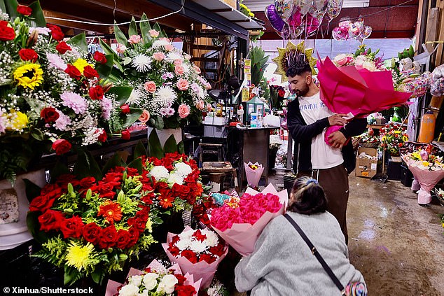 Research found that more than a third of people struggle with writer's block when sending flowers to friends and family, so they end up leaving the card blank.