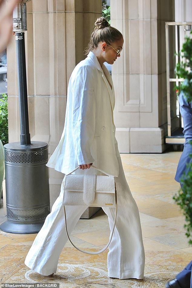 López entered the hotel with an elegant bag.