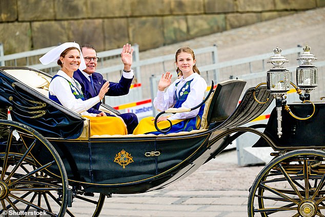 Accompanied by Prince Daniel, Crown Princess Victoria and Princess Estelle toured Stockholm in a horse-drawn carriage.