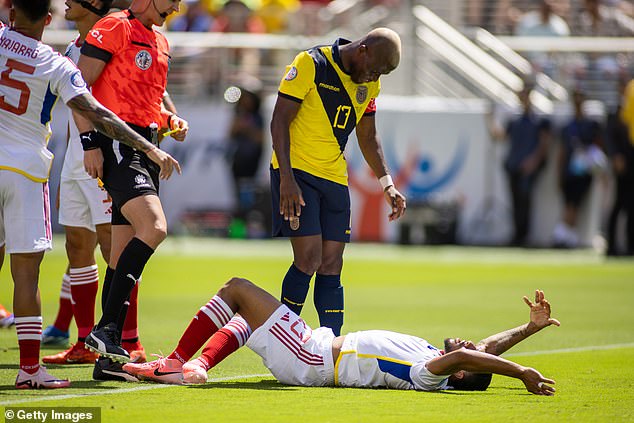 Martínez was baffled while the play was reviewed and Valencia was finally sent off.