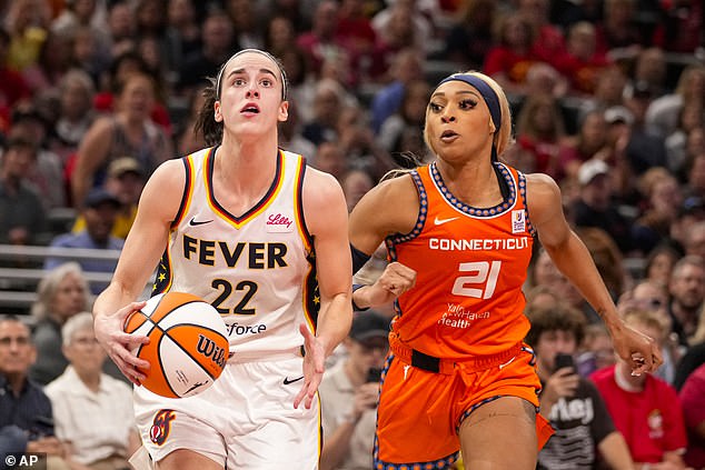 Fever guard Caitlin Clark (22) shoots in front of Connecticut Sun guard DiJonai Carrington