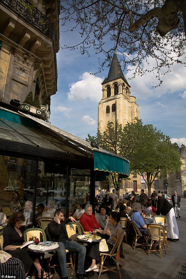 According to The Sun, the musician was accompanied by 30 friends, French collaborators and contacts from the music and sports industry in a private apartment in the Quartier Saint Germain des Pres (left bank of Saint Germain des Pres in the photo).