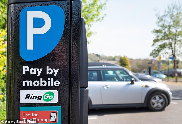 Drivers are increasingly forced to use their phones to leave their cars on the street or in a parking lot, as parking meters and ticket machines quickly run out.