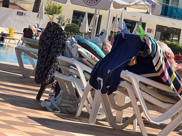 Paul Hitchcock, who usually spends his holidays in Benidorm, shared a photo of two sun worshipers at his hotel who had stacked several sun loungers.