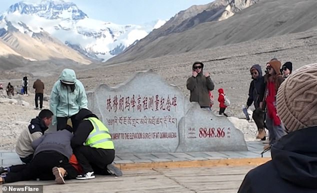 An Everest Border Police officer noticed the situation and managed to separate the fighters.